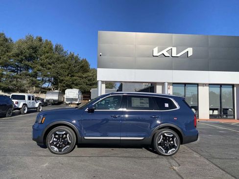 New 2025 Kia Telluride S image 2
