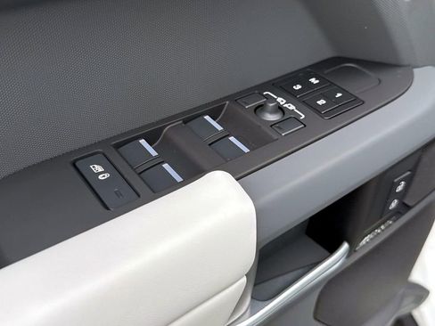 New 2025 Land Rover Defender 130 X-Dynamic SE image 17