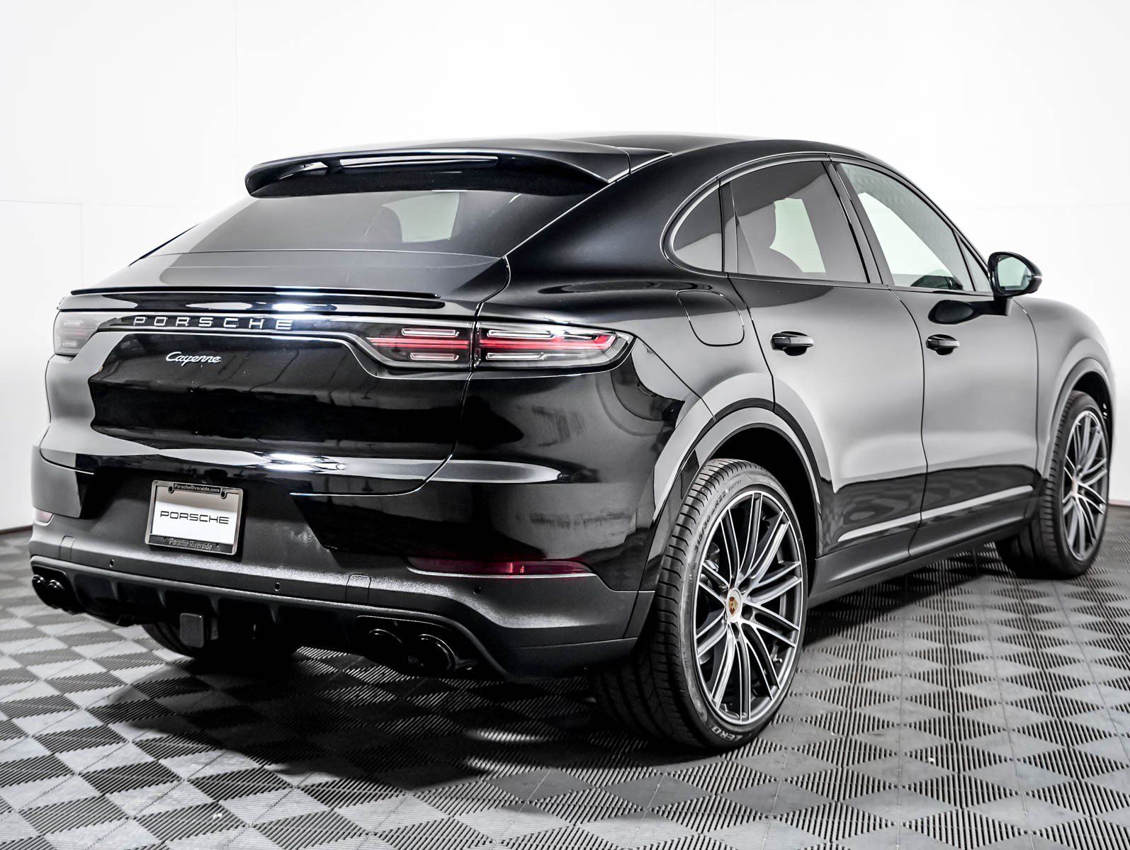 Certified 2023 Porsche Cayenne Platinum Edition w/ Towing Package w/o Tow Ball AWD/4WD image 10
