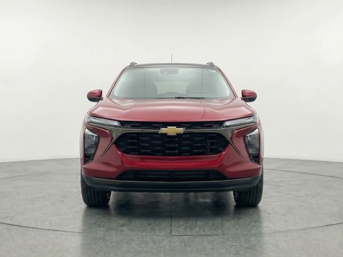 Used 2025 Chevrolet Trax LT FWD image 2