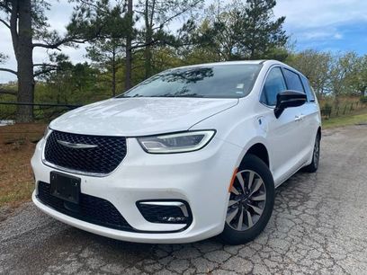 Used 2024 Chrysler Pacifica Select