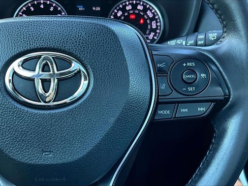 Used 2019 Toyota RAV4 XLE Premium image 20