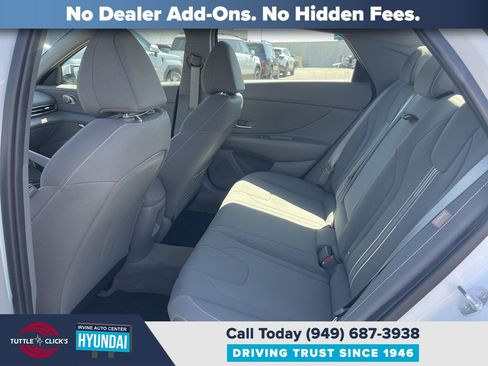 Certified 2025 Hyundai Elantra SEL FWD image 18