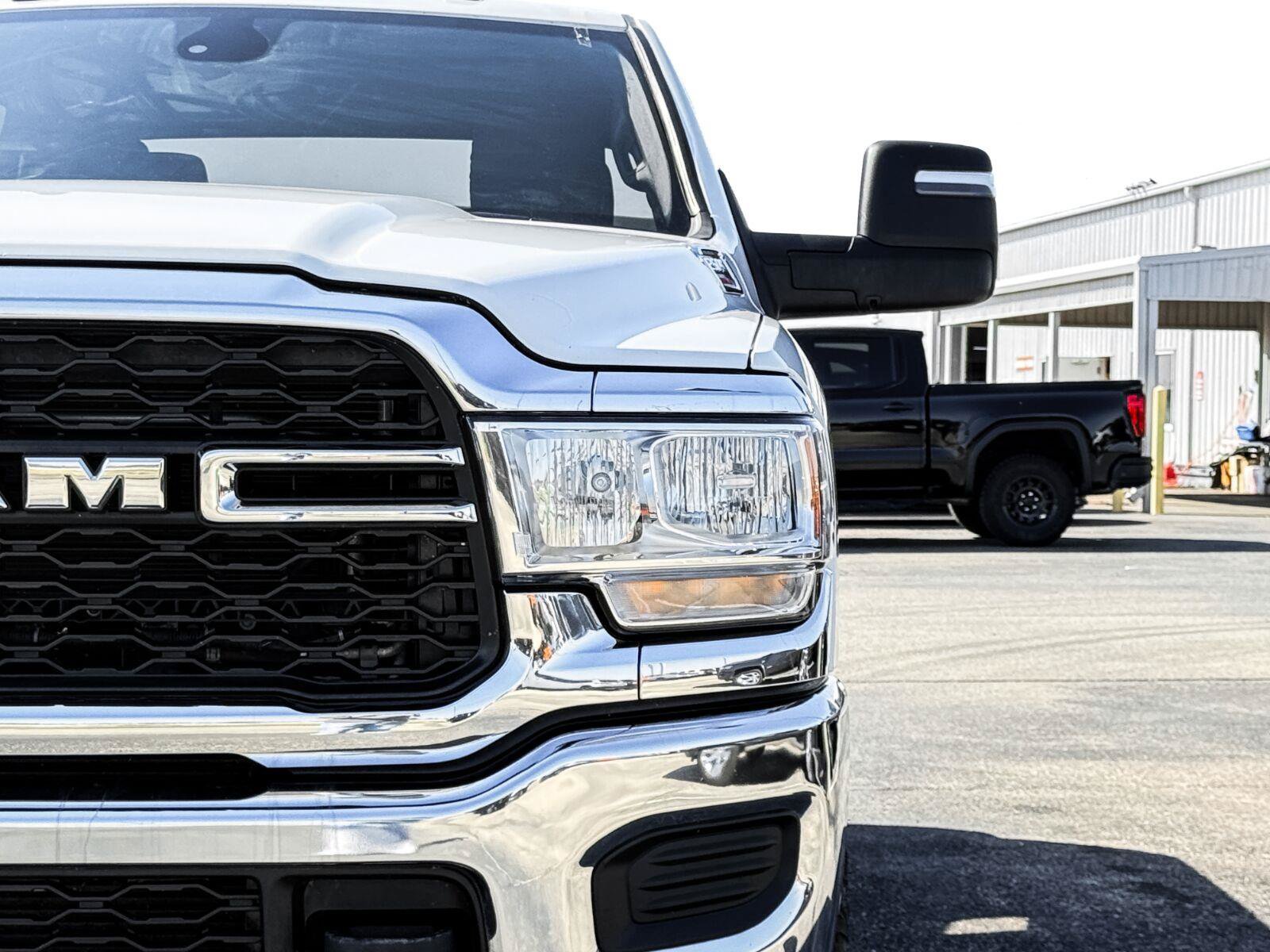 Used 2024 RAM 2500 Tradesman w/ Chrome Appearance Group AWD/4WD image 5