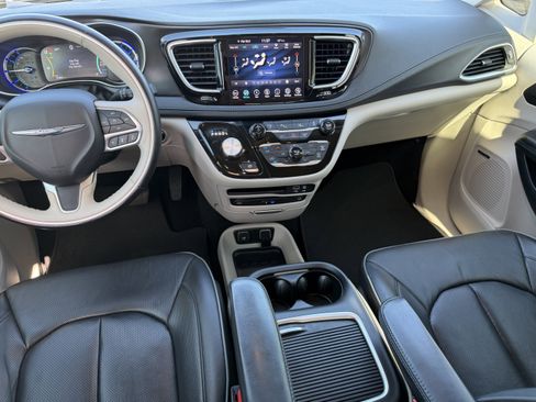 Used 2020 Chrysler Pacifica Limited w/ Advanced Safetytec Group image 16