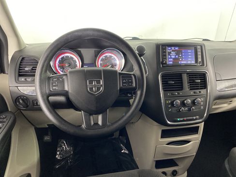 Used 2018 Dodge Grand Caravan SE w/ UConnect Hands-Free Group FWD image 18
