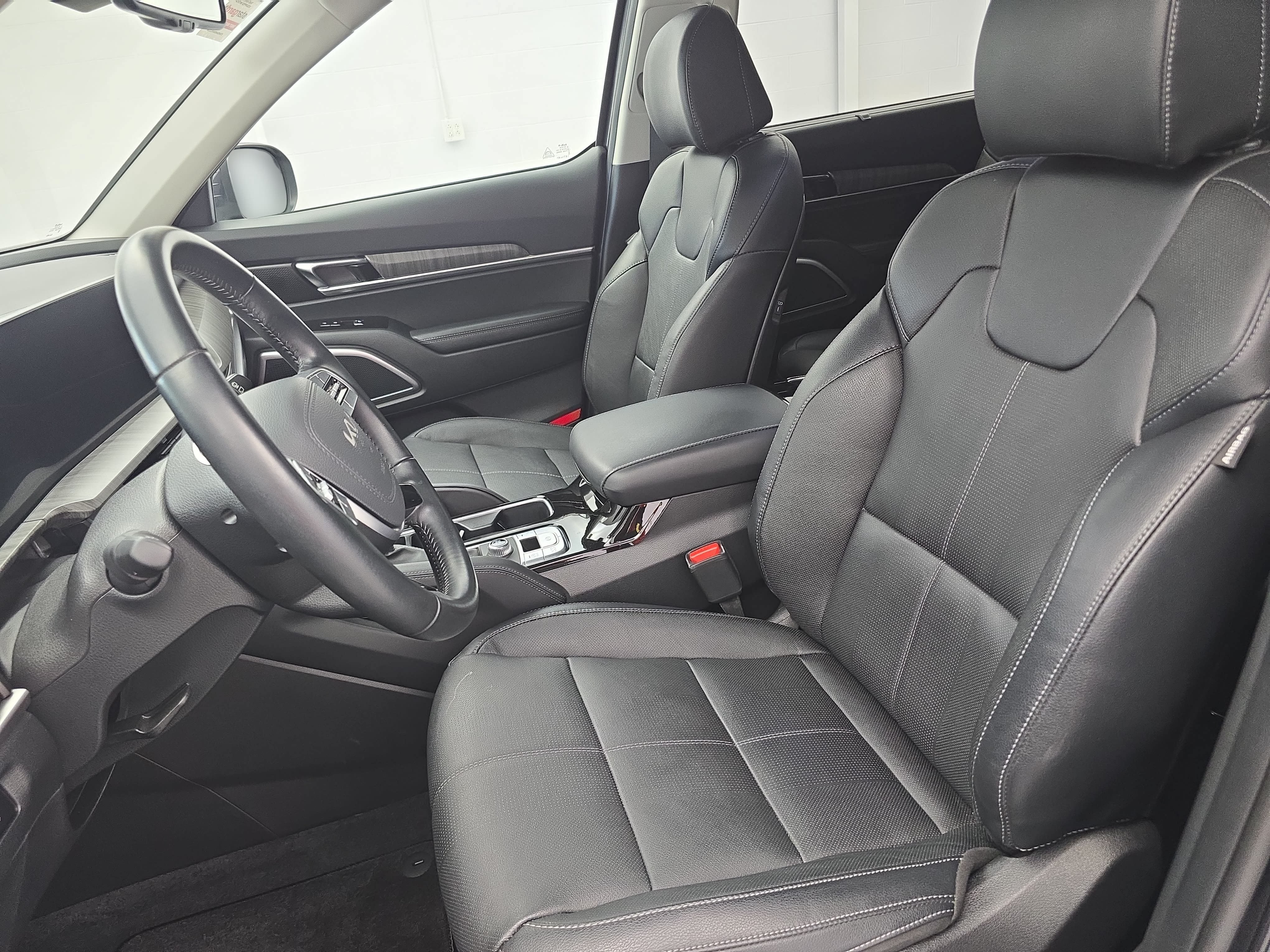 Used 2025 Kia Telluride EX w/ EX Captain's Chair Package FWD image 16
