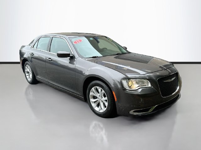 Used 2015 Chrysler 300 Limited RWD image 2