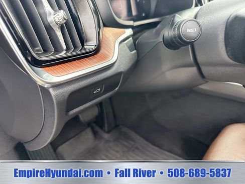 Used 2025 Volvo V60 B5 Cross Country Plus AWD/4WD image 22