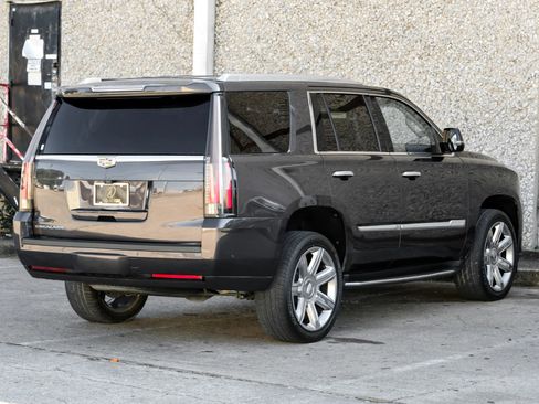 Used 2017 Cadillac Escalade Luxury image 9