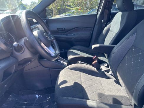 Used 2019 Nissan Kicks S image 10
