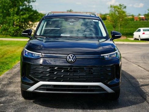 Used 2025 Volkswagen Tiguan SE w/ Panoramic Sunroof Package image 3