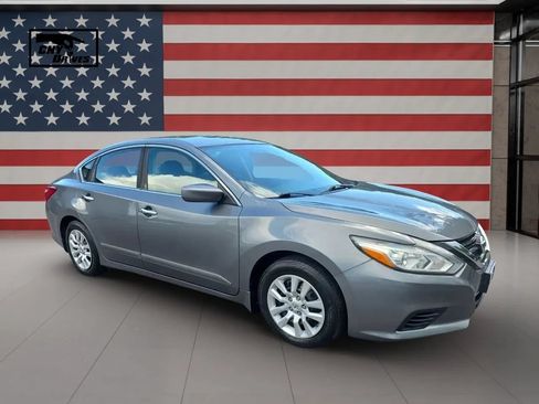 Used 2017 Nissan Altima 2.5 S w/ Power Driver Seat Package FWD image 3