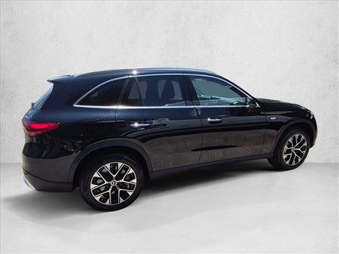 Used 2025 Mercedes-Benz GLC 350e 4MATIC image 4