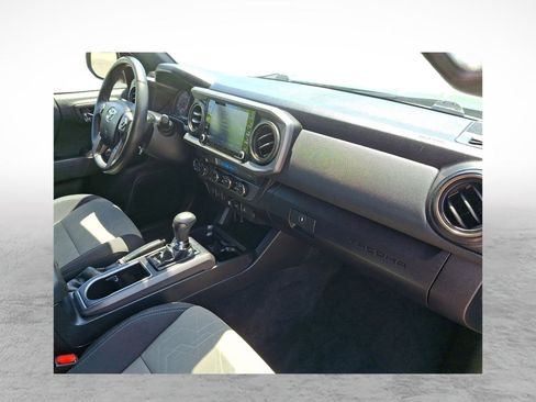 Used 2022 Toyota Tacoma TRD Off-Road AWD/4WD image 12