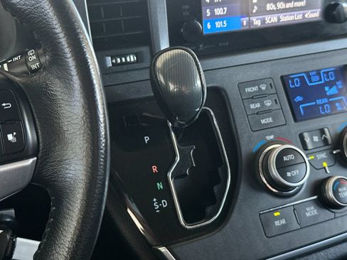 Used 2017 Toyota Sienna SE FWD image 20