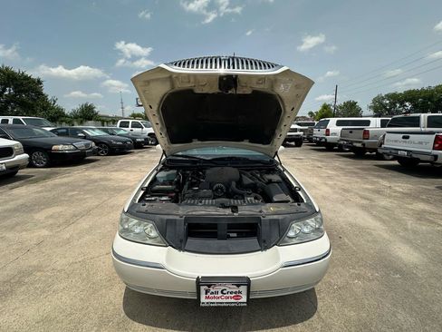 Used 2006 Lincoln Town Car Signature RWD image 18