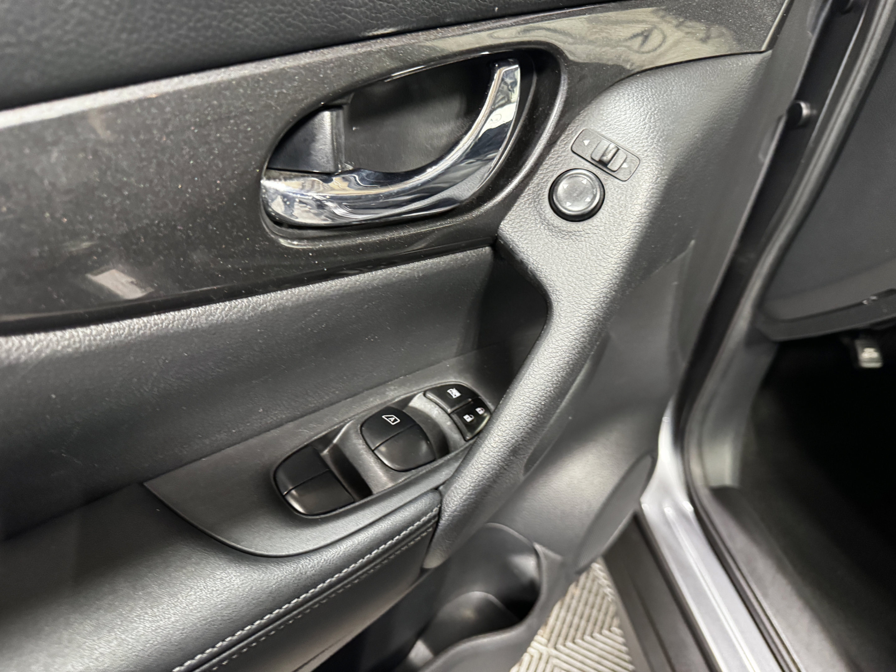 Used 2019 Nissan Rogue SV FWD image 36