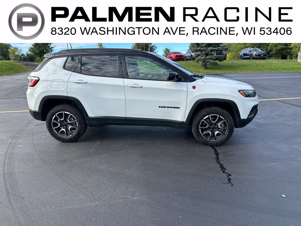 Used 2025 Jeep Compass Trailhawk w/ Trailhawk Convenience Group AWD/4WD image 2