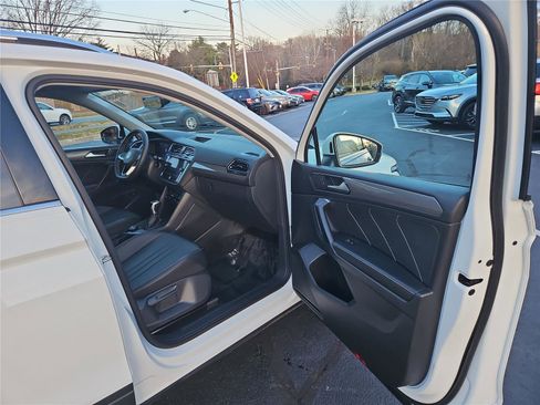 Used 2022 Volkswagen Tiguan SE w/ Panoramic Sunroof Package image 26