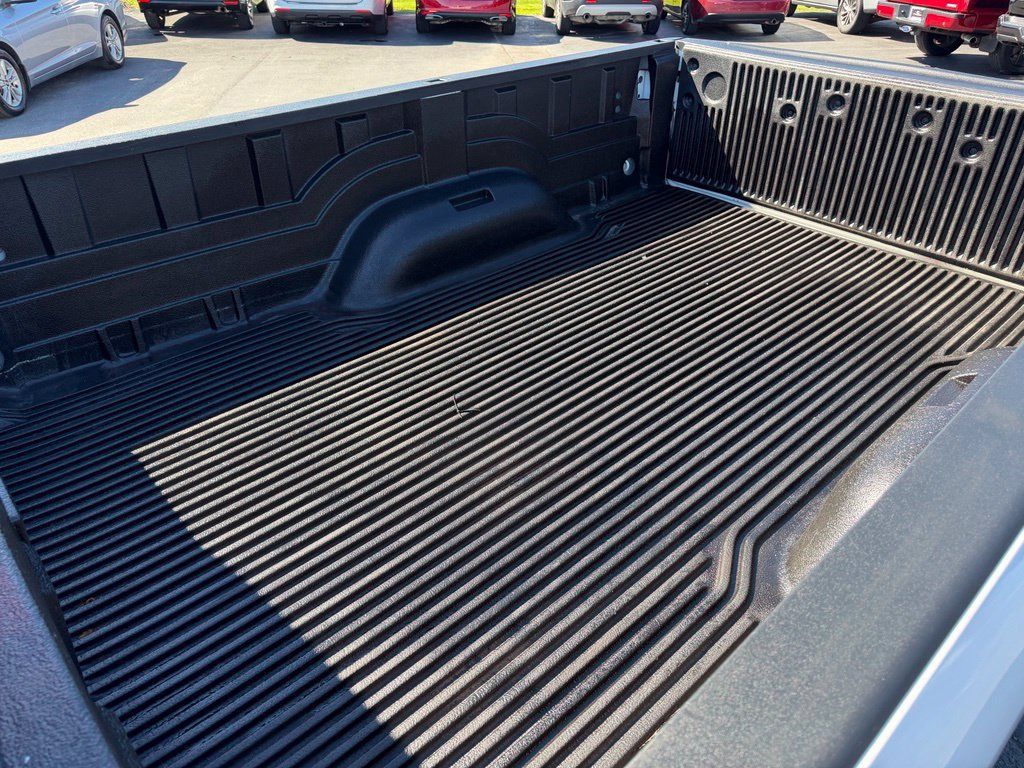 Used 2022 RAM 1500 Classic SLT AWD/4WD image 9