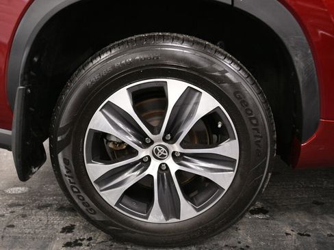 Certified 2021 Toyota Highlander XLE image 35