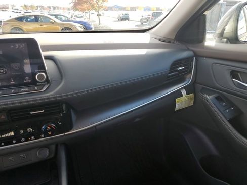 Used 2022 Nissan Rogue SV w/ SV Premium Package image 24