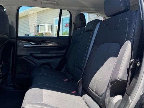 Used 2023 Jeep Grand Cherokee Laredo AWD/4WD image 11