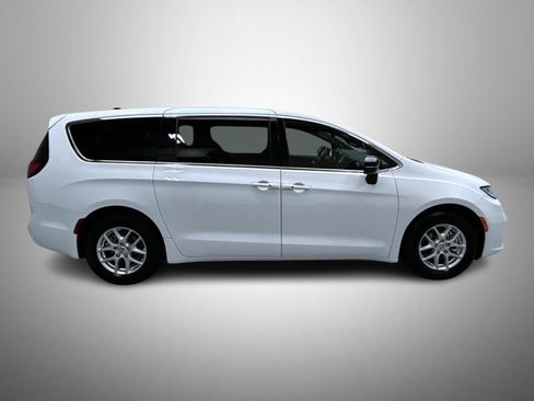 Used 2025 Chrysler Pacifica Select FWD image 4