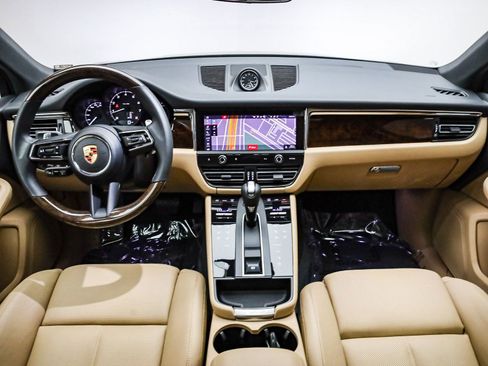 Certified 2025 Porsche Macan image 16