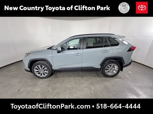 Used 2020 Toyota RAV4 XLE Premium image 6
