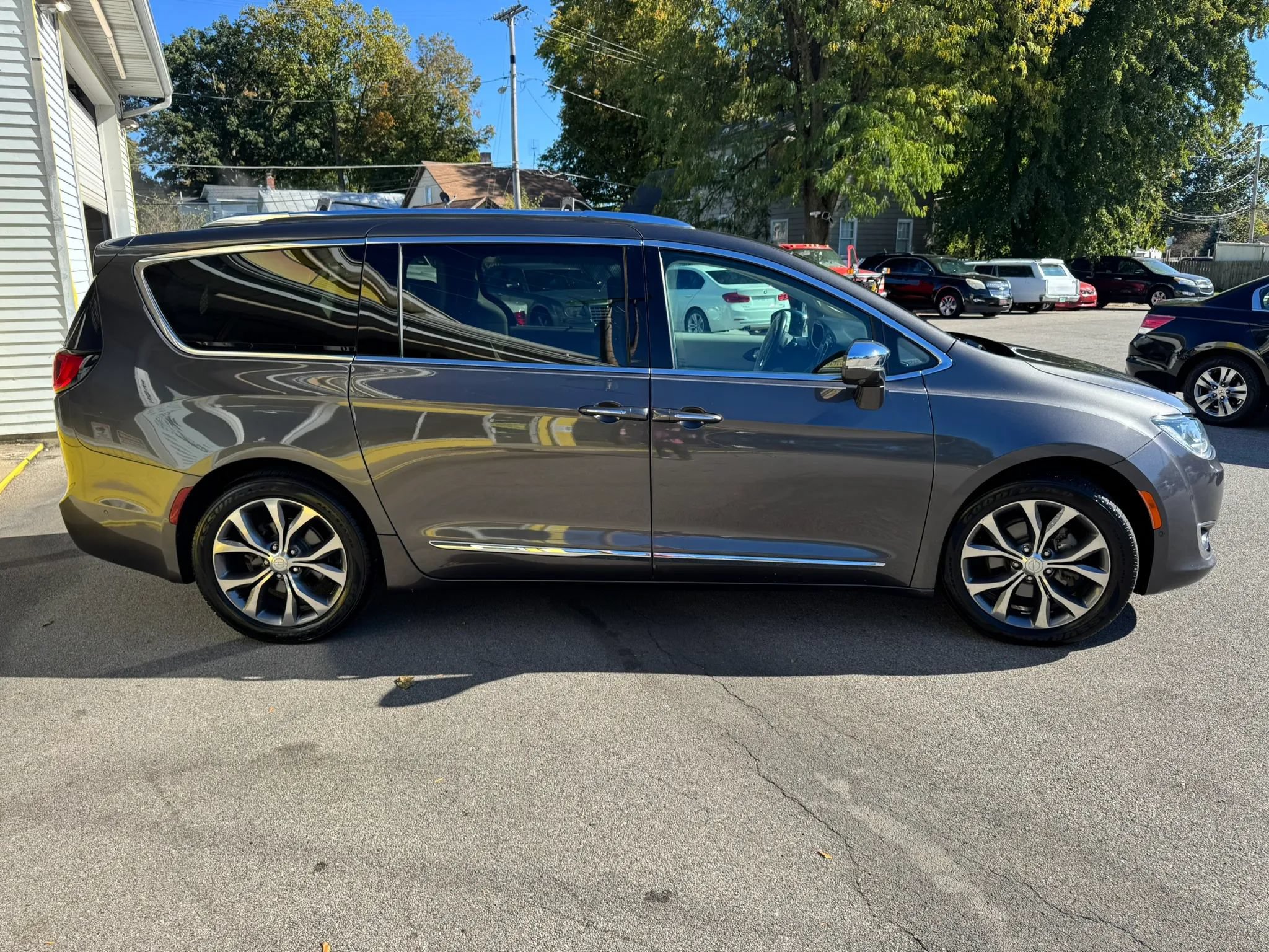 Used 2017 Chrysler Pacifica Limited FWD image 9