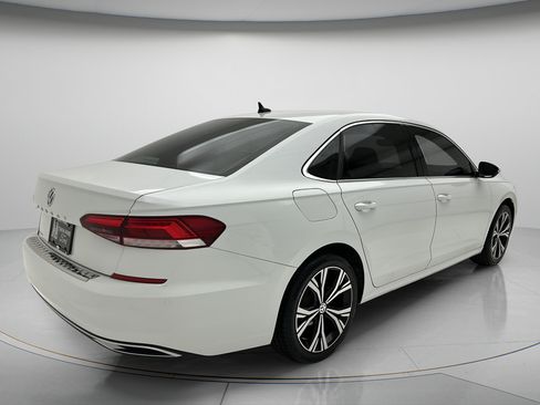 Used 2022 Volkswagen Passat 2.0T SE FWD image 3