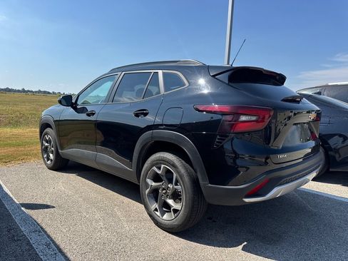 Used 2025 Chevrolet Trax LT FWD image 8