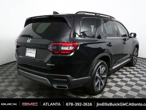 Used 2025 Honda Pilot Touring image 3