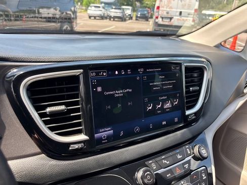 Used 2023 Chrysler Pacifica Touring-L FWD image 21
