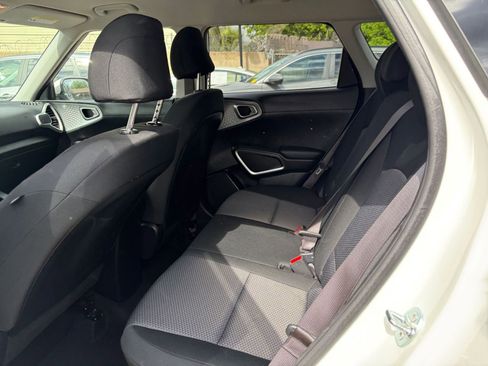 Used 2025 Kia Soul LX w/ LX Technology Package FWD image 23