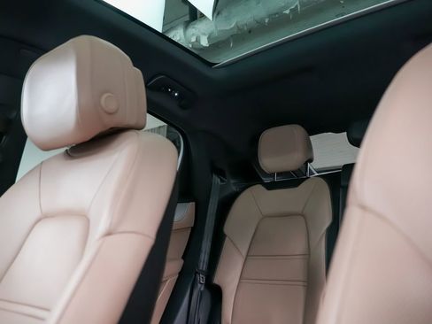 Certified 2024 Porsche Cayenne Coupe AWD/4WD image 35