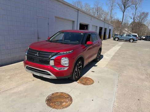 Used 2024 Mitsubishi Outlander SE image 3