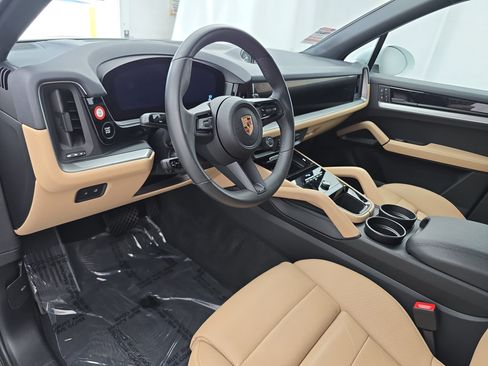 Used 2025 Porsche Cayenne AWD/4WD image 16
