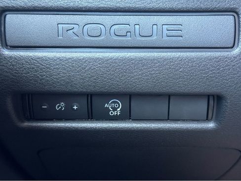 Used 2025 Nissan Rogue S image 19