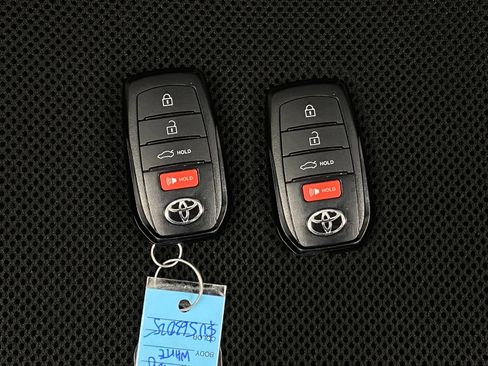 Used 2025 Toyota Camry SE image 9