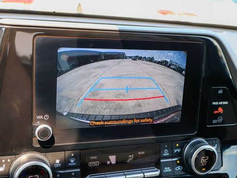 Used 2025 Toyota Highlander XLE FWD image 5
