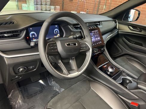Used 2024 Jeep Grand Cherokee Altitude AWD/4WD image 18