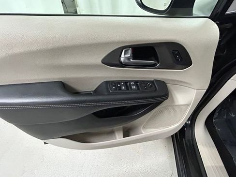 Used 2023 Chrysler Pacifica Touring-L FWD image 15