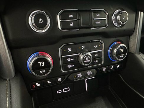 Used 2024 GMC Yukon XL SLT w/ SLT Luxury Package image 40