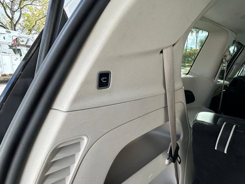 Used 2024 Chrysler Pacifica Touring-L image 40