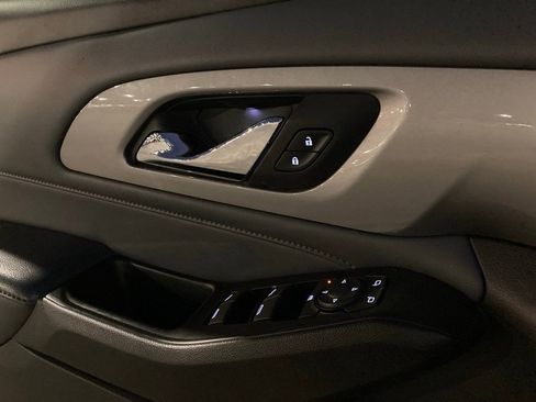 Used 2021 Chevrolet Traverse LT image 14