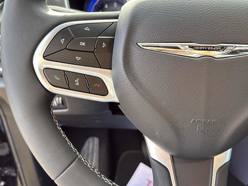 Used 2025 Chrysler Pacifica Select image 17