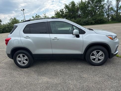Used 2022 Chevrolet Trax LT w/ LT Convenience Package AWD/4WD image 2